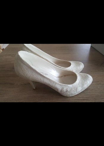 Dantel Detaylı Beyaz Yılan Derisi Desenli Dolgu Topuk - Görsel 3