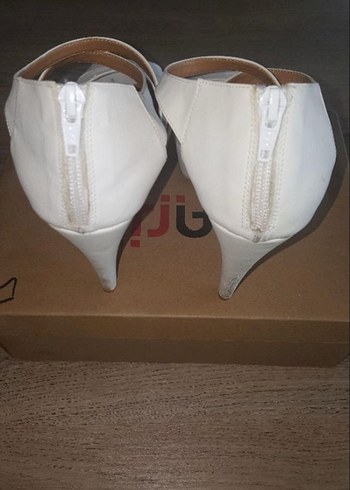 Marjin Beyaz Tokalı İnce Topuklu Kadın Abiye Ayakkabı - Görsel 3