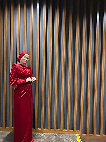 Kadife abiyedir. 1 kere giyildi çok iyi durumda