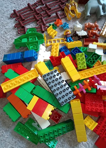 Renkli Lego Blokları ve Figürler