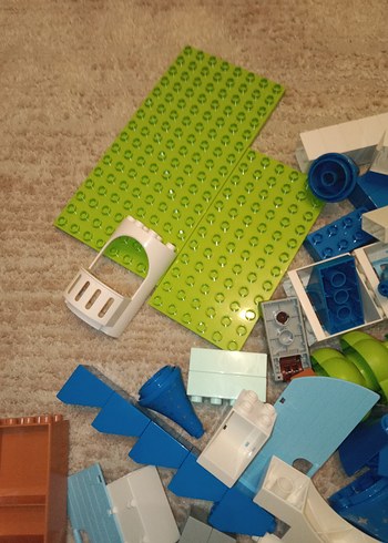 Beden Mavi ve Beyaz Lego Parçaları