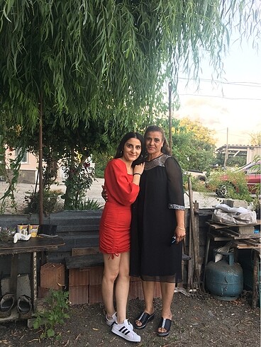 Kırmızı elbise