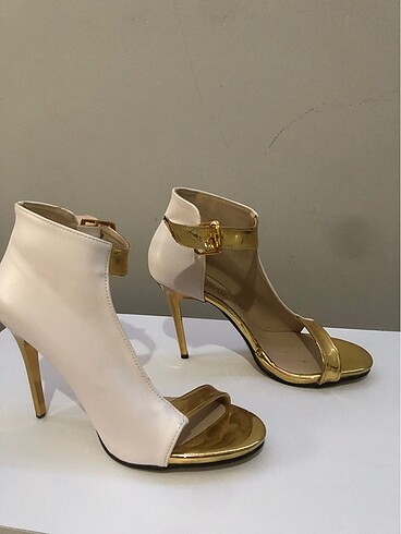 Gold detaylı topuklu ayakkabı