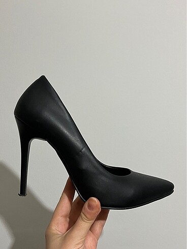 İnce topuk stiletto
