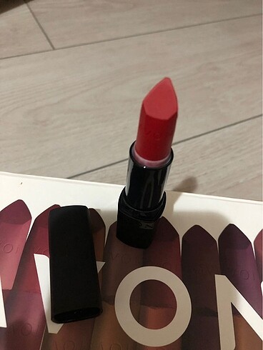 Avon Avon truest red ruj