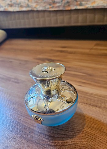 Versace kadın parfümü şık şişede - Görsel 2