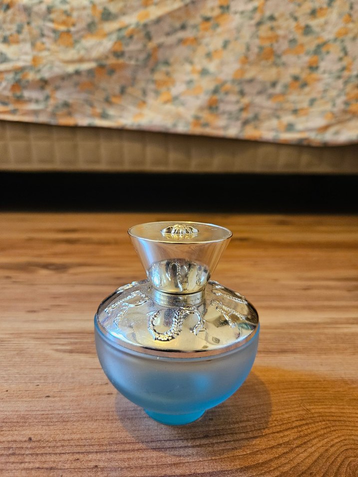 Versace kadın parfümü şık şişede - Görsel 5