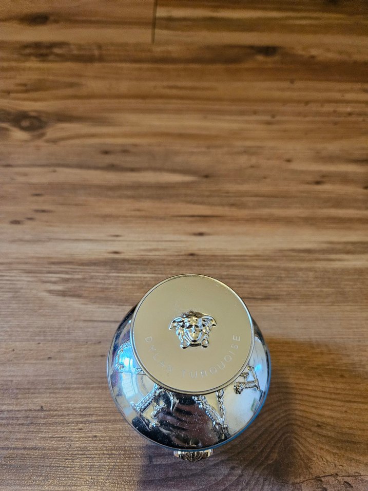 Versace kadın parfümü şık şişede - Görsel 3