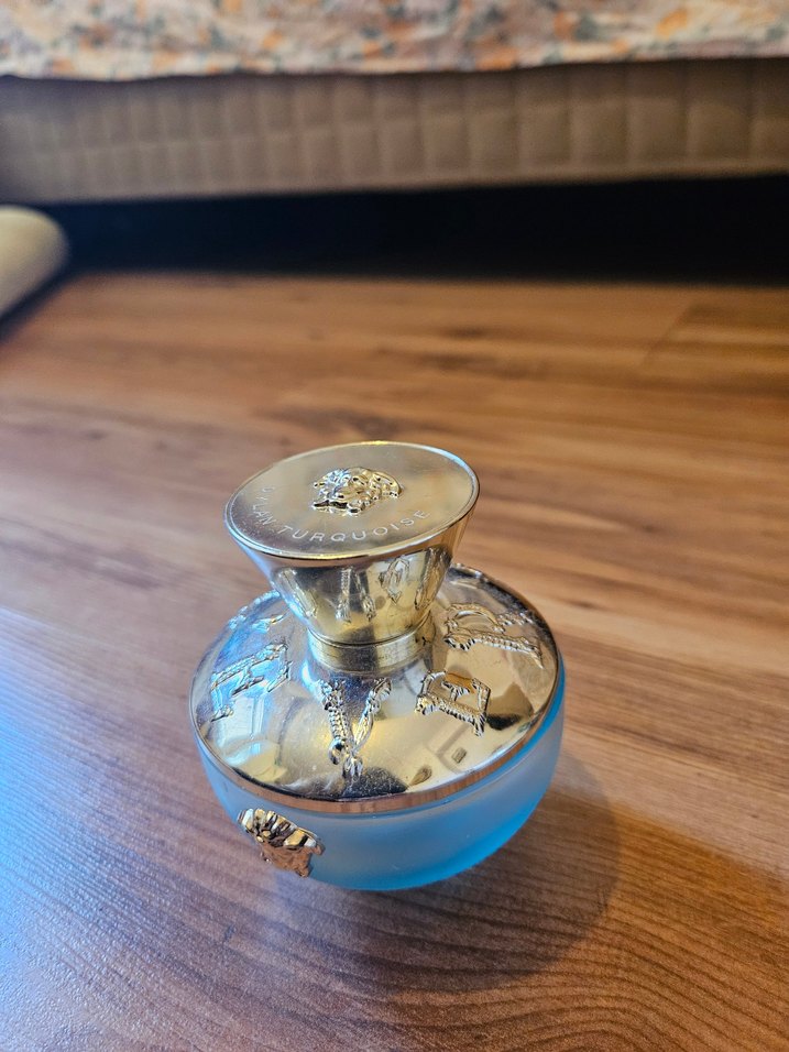 Versace kadın parfümü şık şişede - Görsel 2