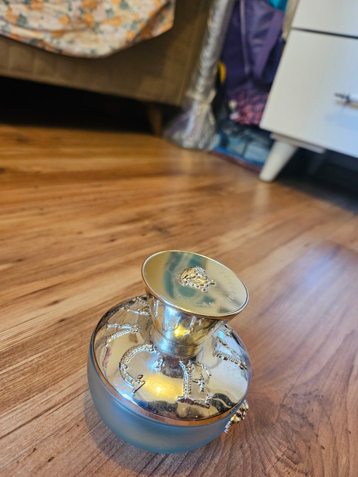 Versace kadın parfümü şık şişede - Görsel 4