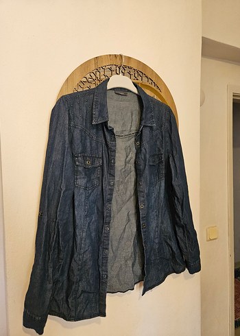 Düğmeli Uzun Kollu Mavi Denim Kadın Gömlek