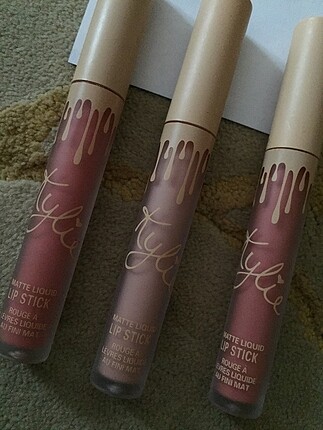 Kylie Cosmetics Çeşitli rujlar