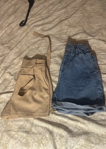Kemer Detaylı Bej Mini Denim Şort