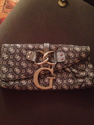 Guess marka clutch amerikada kendi magazasindan alindi