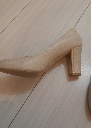 Nine West Bej Yılan Derisi Desenli Kadın Topuklu Ayakkabı