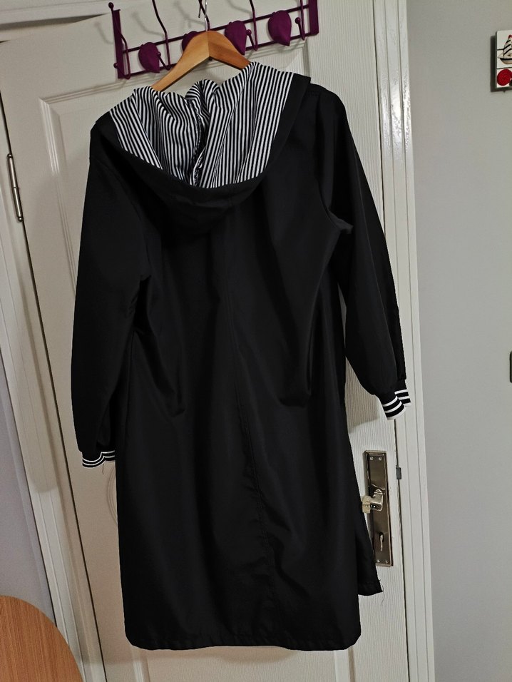 Uzun Siyah Fermuarlı Kadın Yağmurluk - Görsel 4