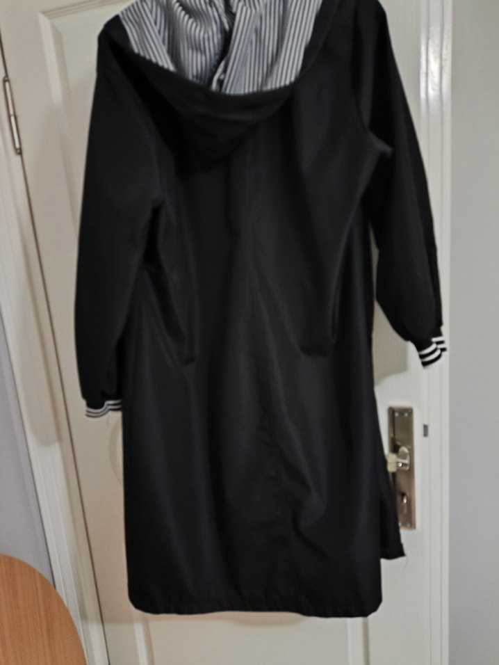 Uzun Siyah Fermuarlı Kadın Yağmurluk - Görsel 3