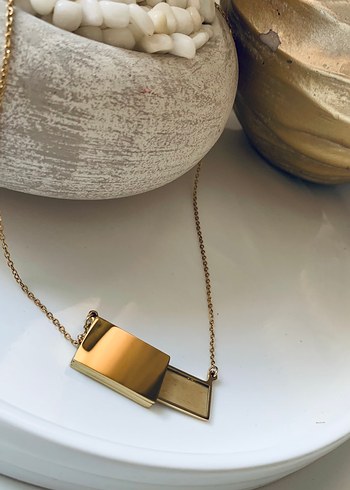 Altın Renkli Zincir Detaylı Mini Kolye - Görsel 2