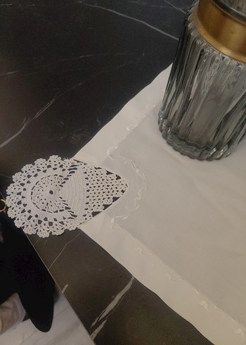 Modern Klasik İşlemeli Beyaz Masa Örtüsü - Görsel 2