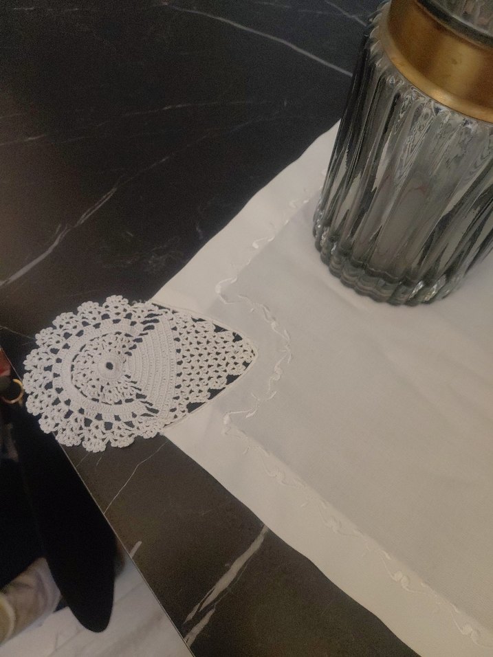 Modern Klasik İşlemeli Beyaz Masa Örtüsü - Görsel 2