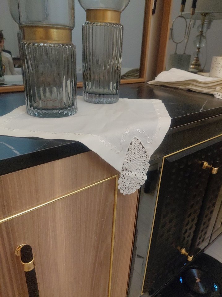 Modern Klasik İşlemeli Beyaz Masa Örtüsü - Görsel 4