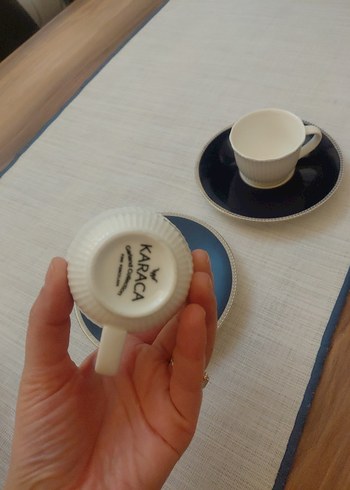 Beyaz Fincan ve Koyu Tabak Seti - Görsel 3