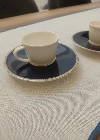 Beyaz Fincan ve Koyu Tabak Seti - Görsel 4