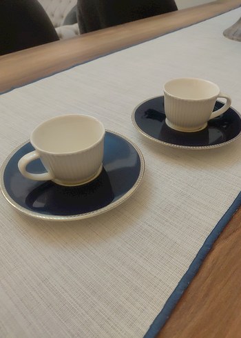 Beyaz Fincan ve Koyu Tabak Seti - Görsel 2