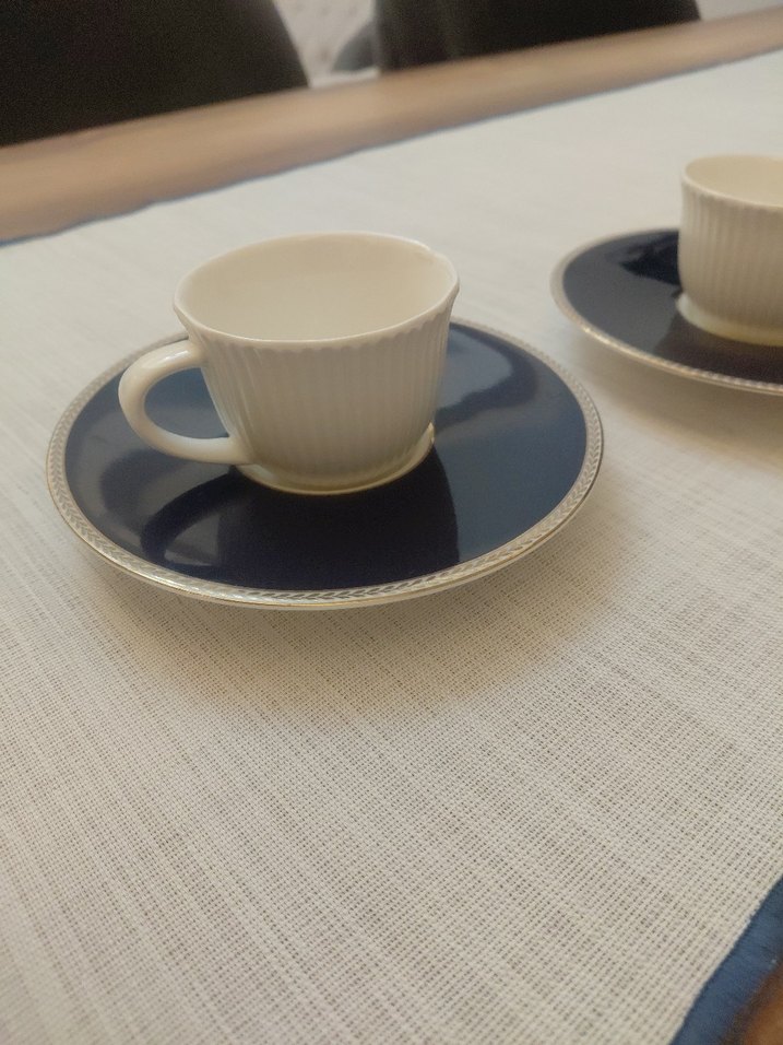 Beyaz Fincan ve Koyu Tabak Seti - Görsel 4