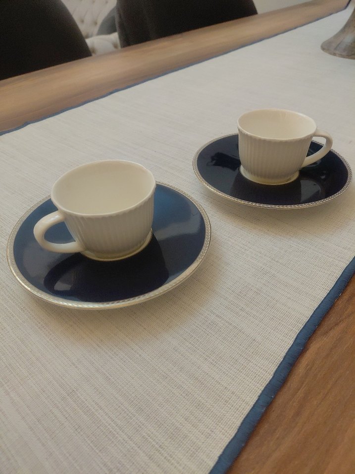 Beyaz Fincan ve Koyu Tabak Seti - Görsel 2