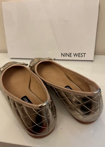 37 Beden altın Renk Nine West Bej Parlak Kemerli Kadın Babet