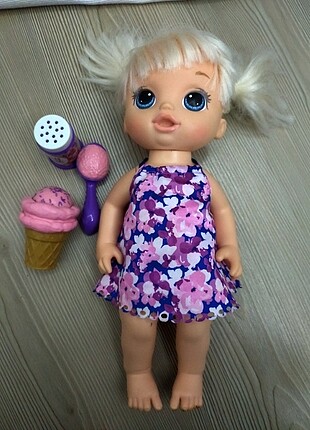 Dondurma yiyen baby alive