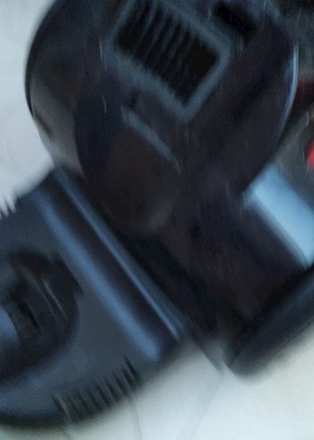 Kırmızı kompakt elektrikli süpürge - Görsel 2