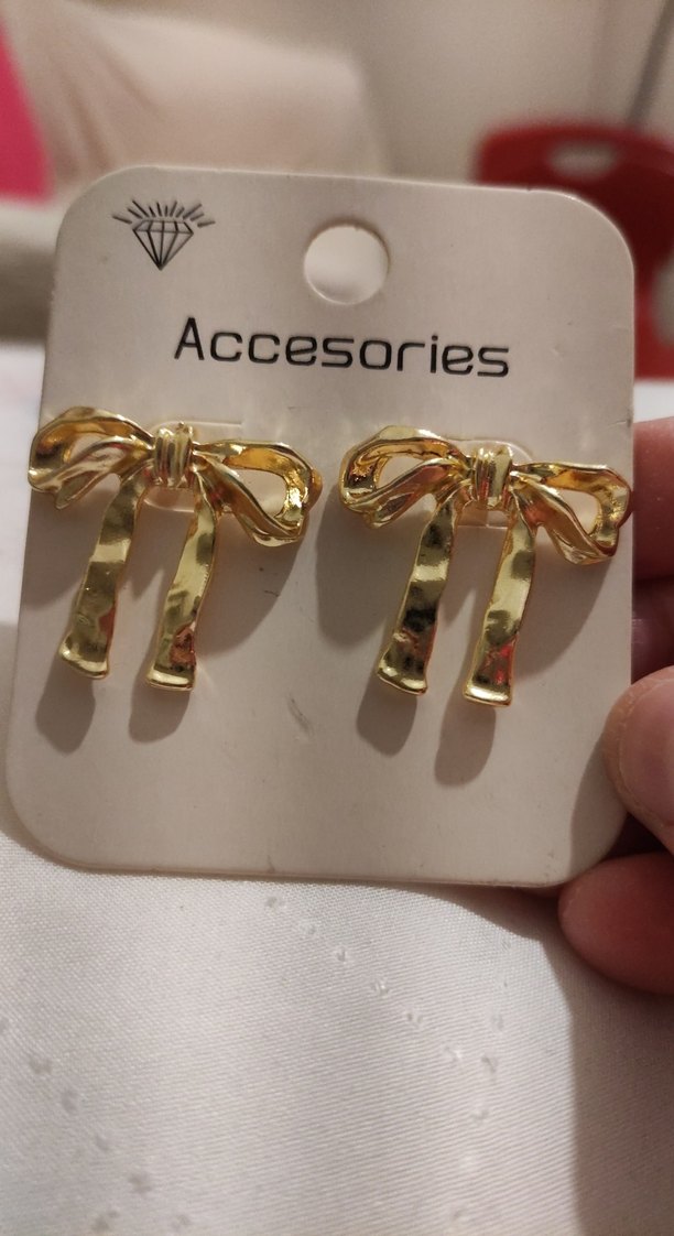 Altın Renk Mini Fiyonk Küpeler - Görsel 3