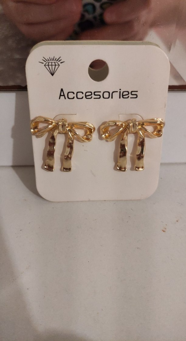 Altın Renk Mini Fiyonk Küpeler - Görsel 2