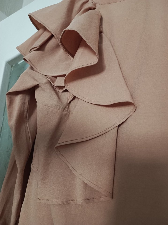 Bej Fırfırlı V Yakalı Kadın Bluz - Görsel 2