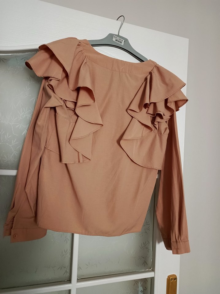 Bej Fırfırlı V Yakalı Kadın Bluz - Görsel 3