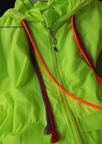 Kadın Neon Yeşil Uzun Kapüşonlu Yağmurluk - Görsel 3