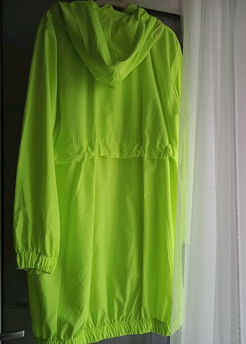 Kadın Neon Yeşil Uzun Kapüşonlu Yağmurluk - Görsel 2