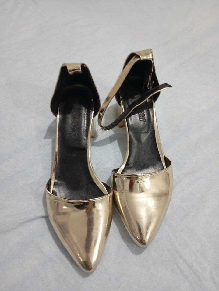 Altın Renk Tokalı İnce Topuklu Kadın Ayakkabı - Görsel 2