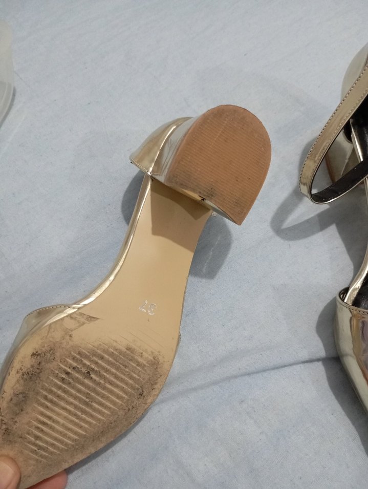 Altın Renk Tokalı İnce Topuklu Kadın Ayakkabı - Görsel 4