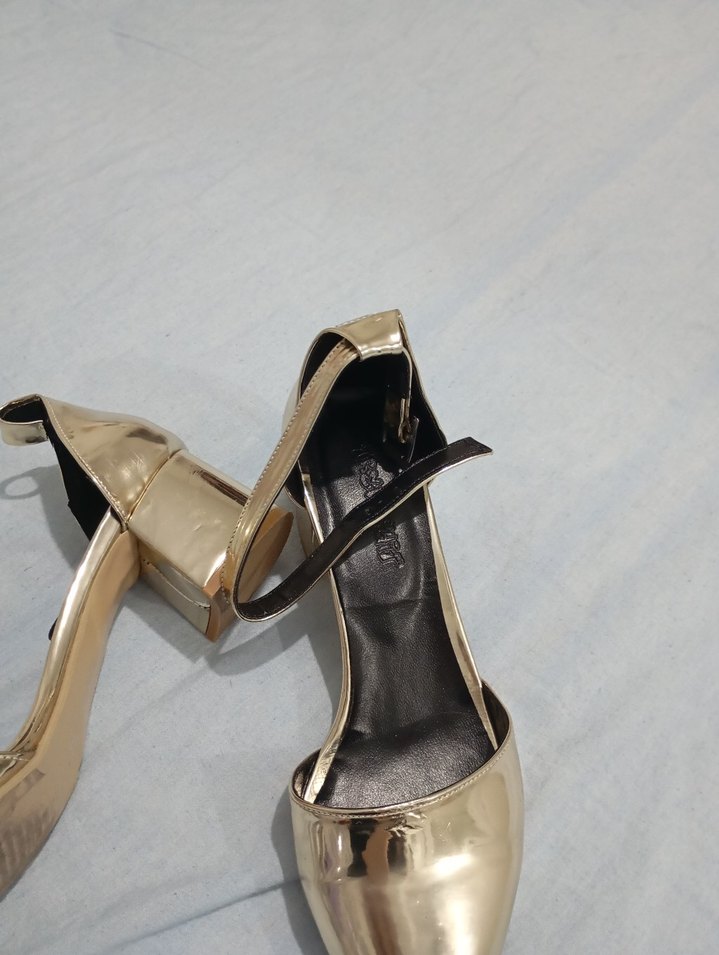 Altın Renk Tokalı İnce Topuklu Kadın Ayakkabı - Görsel 3