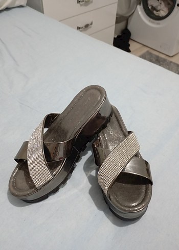 Tokalı Gri Dolgu Topuk Kadın Terlik - Görsel 2