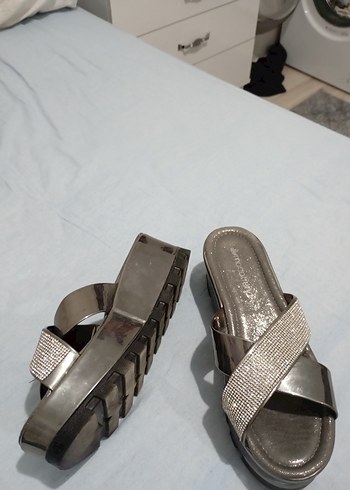 Tokalı Gri Dolgu Topuk Kadın Terlik - Görsel 3