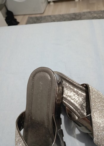 Tokalı Gri Dolgu Topuk Kadın Terlik - Görsel 4