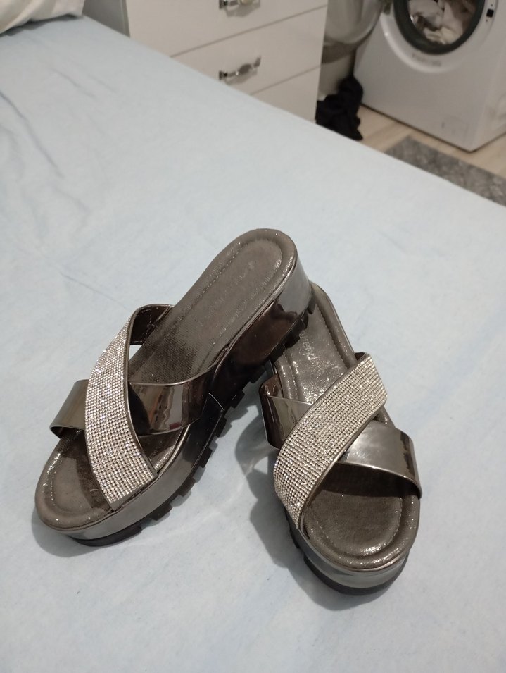 Tokalı Gri Dolgu Topuk Kadın Terlik - Görsel 2