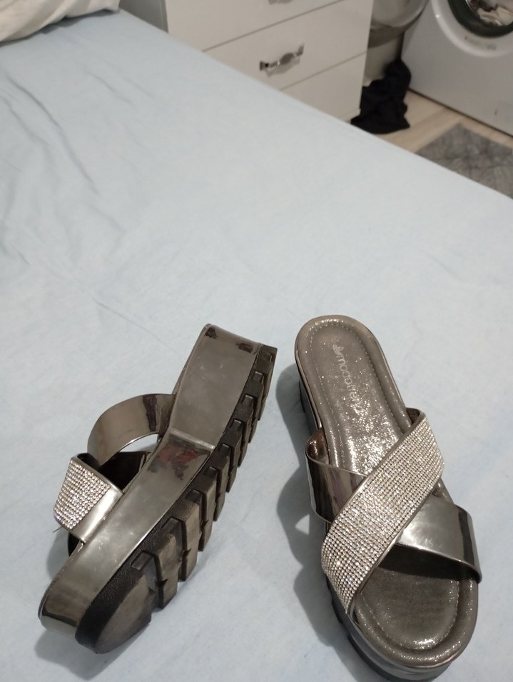 Tokalı Gri Dolgu Topuk Kadın Terlik - Görsel 3