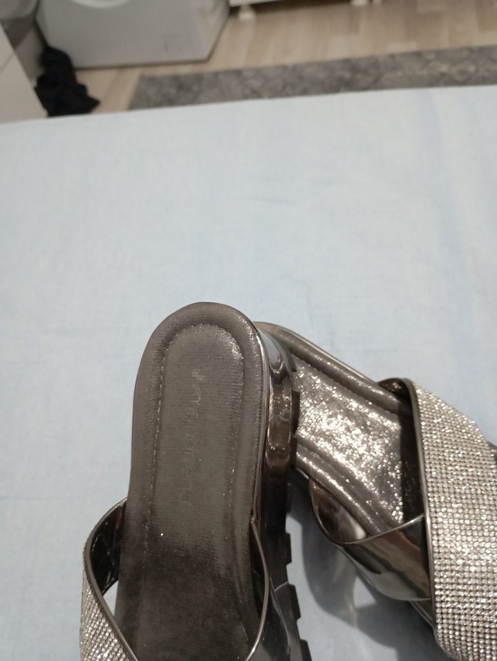 Tokalı Gri Dolgu Topuk Kadın Terlik - Görsel 4