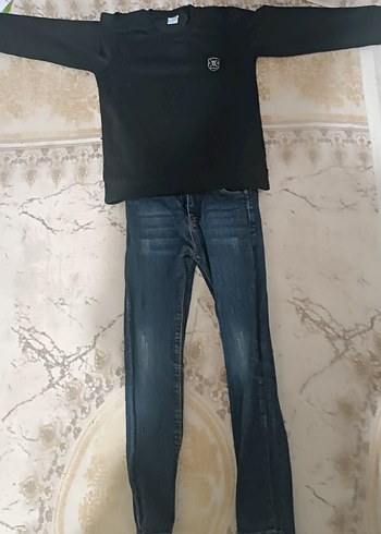 Erkek Çocuk Siyah Bel Detaylı Kot Pantolon ve kazak