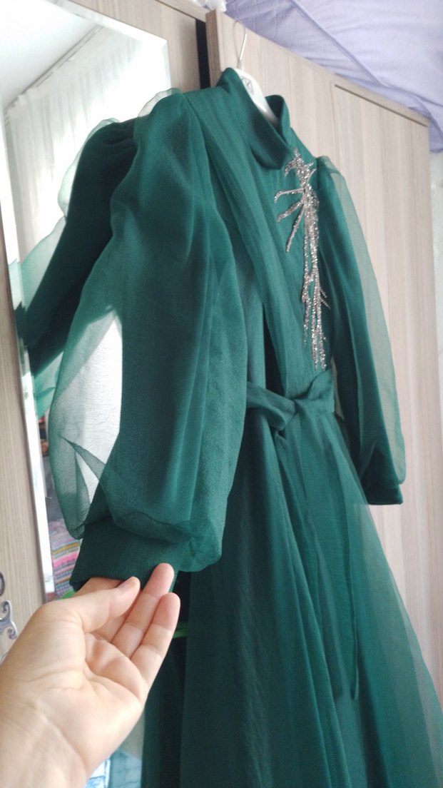 Yeşil İşlemeli Uzun Kollu Uzun Abiye - Görsel 3